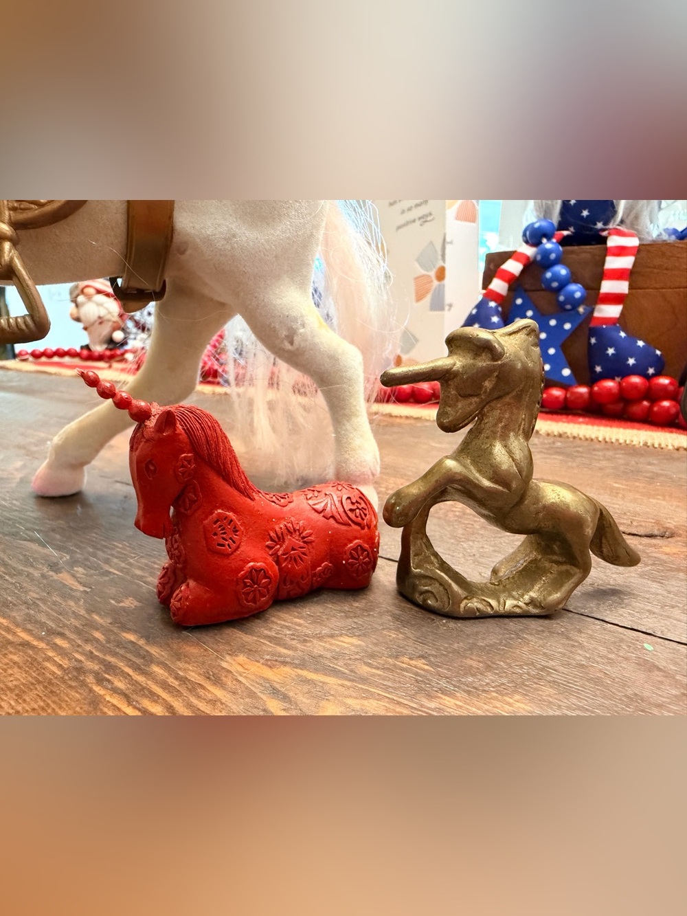 Set of 3 Unicorns Flocked Red Resin and solid Brass GUC collectors pieces - Picture 4 of 13